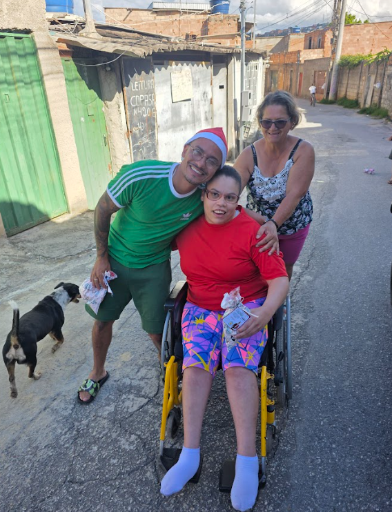 Amauri ao lado de moradores em uma ação de apoio à comunidade