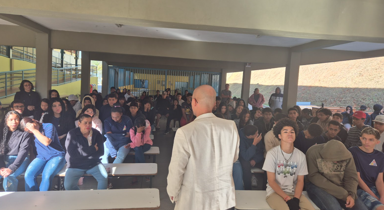 Amauri conversando com adolescentes em um encontro de escuta