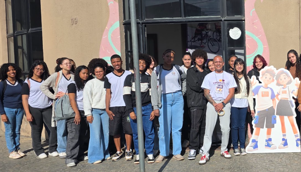 Amauri com um grupo de jovens em atividade comunitária